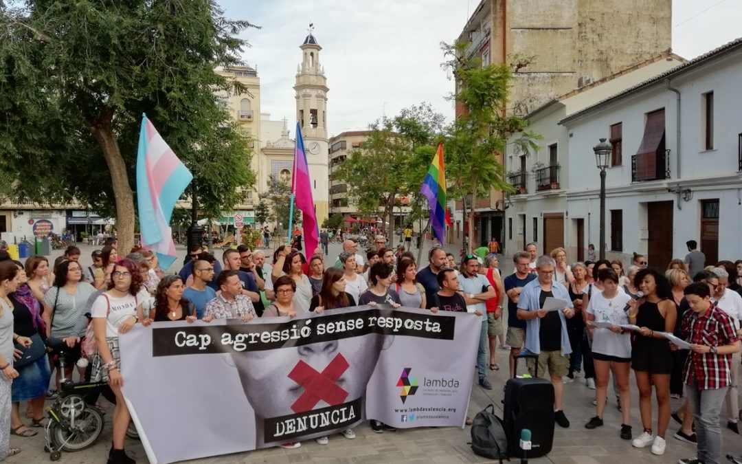Lambda celebra con éxito la Besada LGTB contra la LGTBIfobia