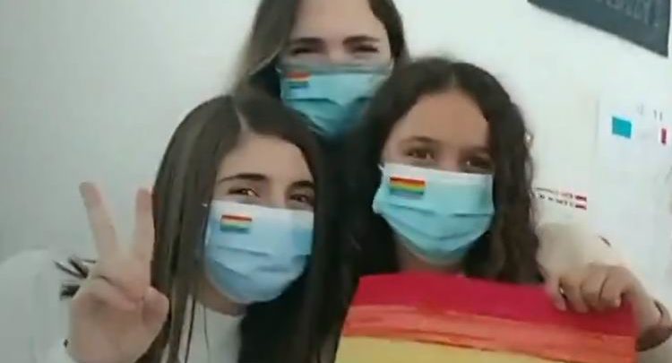 Tres alumnes del IES Las Fuentes de Villena amb la bandera arciris