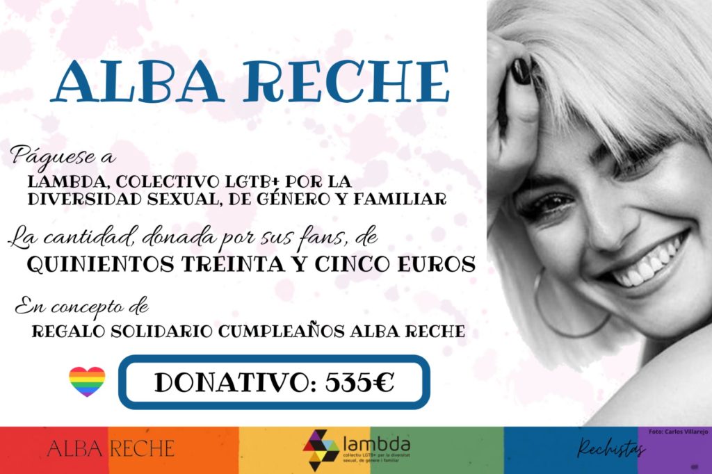 cheque simbolico de la donación de las fans de Alba Reche